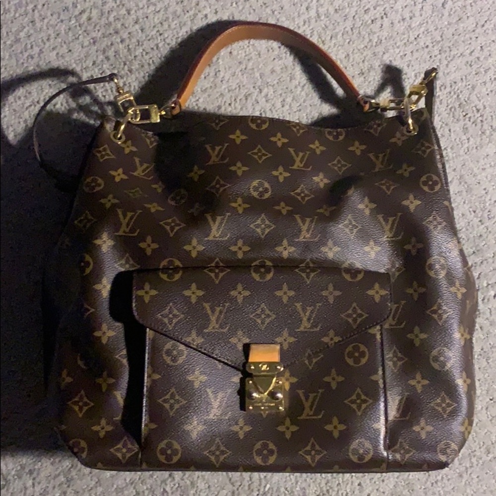 LOUIS VUITTON
Monogram Canvas Metis Bag